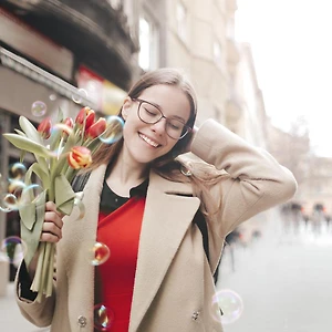 yêu bản thân cô gái cầm hoa