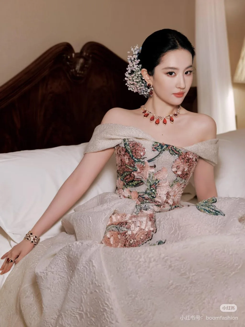 Lưu Diệc Phi kết hợp hoa cài tóc bằng lụa và phụ kiện ngọc trai