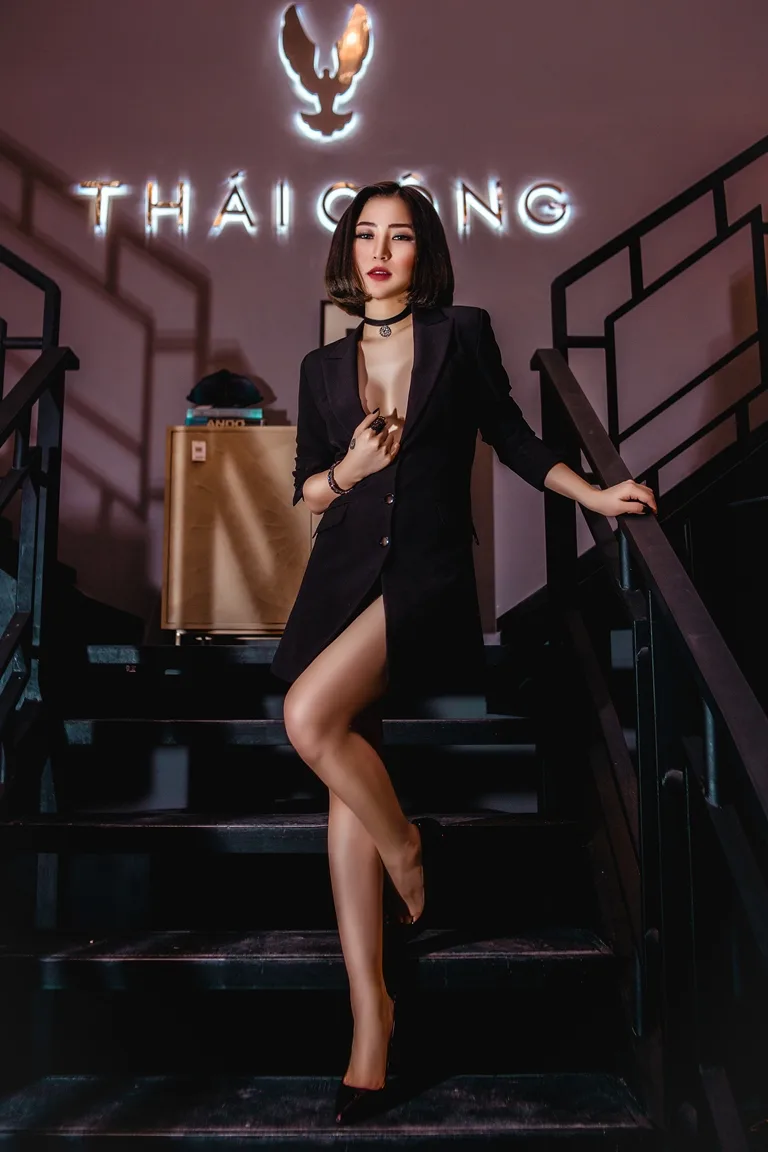 Xác định đi theo phong cách nữ tính, quyến rũ, cô hay chọn váy xẻ tà và đầm ôm gợi cảm, kết hợp với lối makeup quý phái cùng màu son đỏ là tông chủ đạo, Hương Tràm liên tục khoe vẻ đẹp ngày càng mặn mà.
