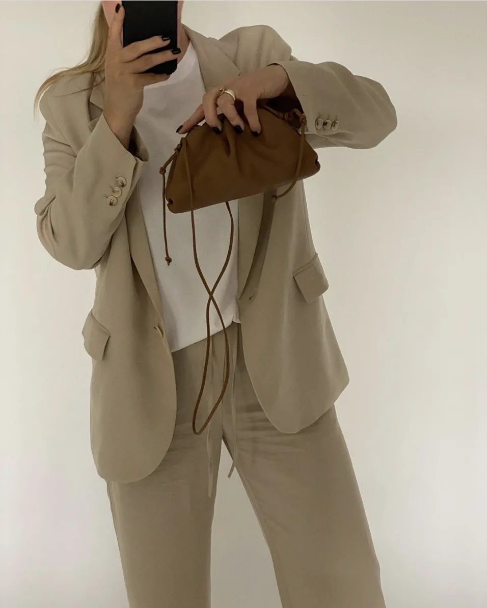 Beige suit áo phông trắng phối cùng Bottega Veneta mini pouch