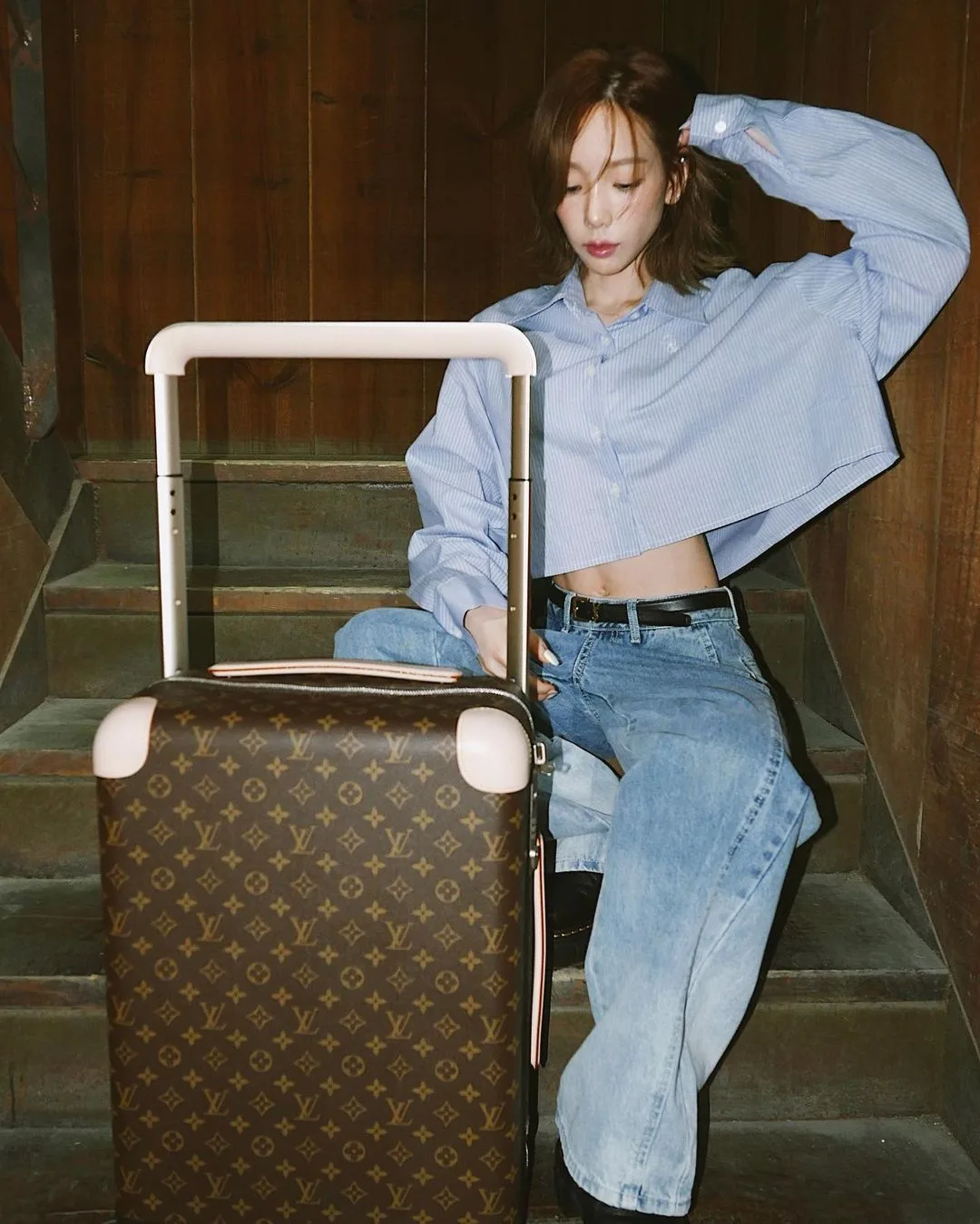 taeyeon diện áo sơ mi khoác ngoài