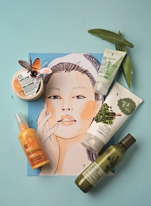 recessionista 1. Mặt nạ dưỡng Honey & Oat 3-in-1 Scrub Mask THE BODY SHOP 350.000 VNĐ 2. Xịt khoáng dưỡng da VITAMIN C THE BODY SHOP 359.000 VNĐ 3. Gel làm mịn và dịu da tức thời Aloe Soothing Gel THE BODY SHOP 269.000 VNĐ 4. Sữa rửa mặt làm sáng da với thành phần trà trắng THEFACESHOP 379.000 VNĐ 5. Sữa dưỡng chiết xuất olive THEFACESHOP 429.000 VNĐ