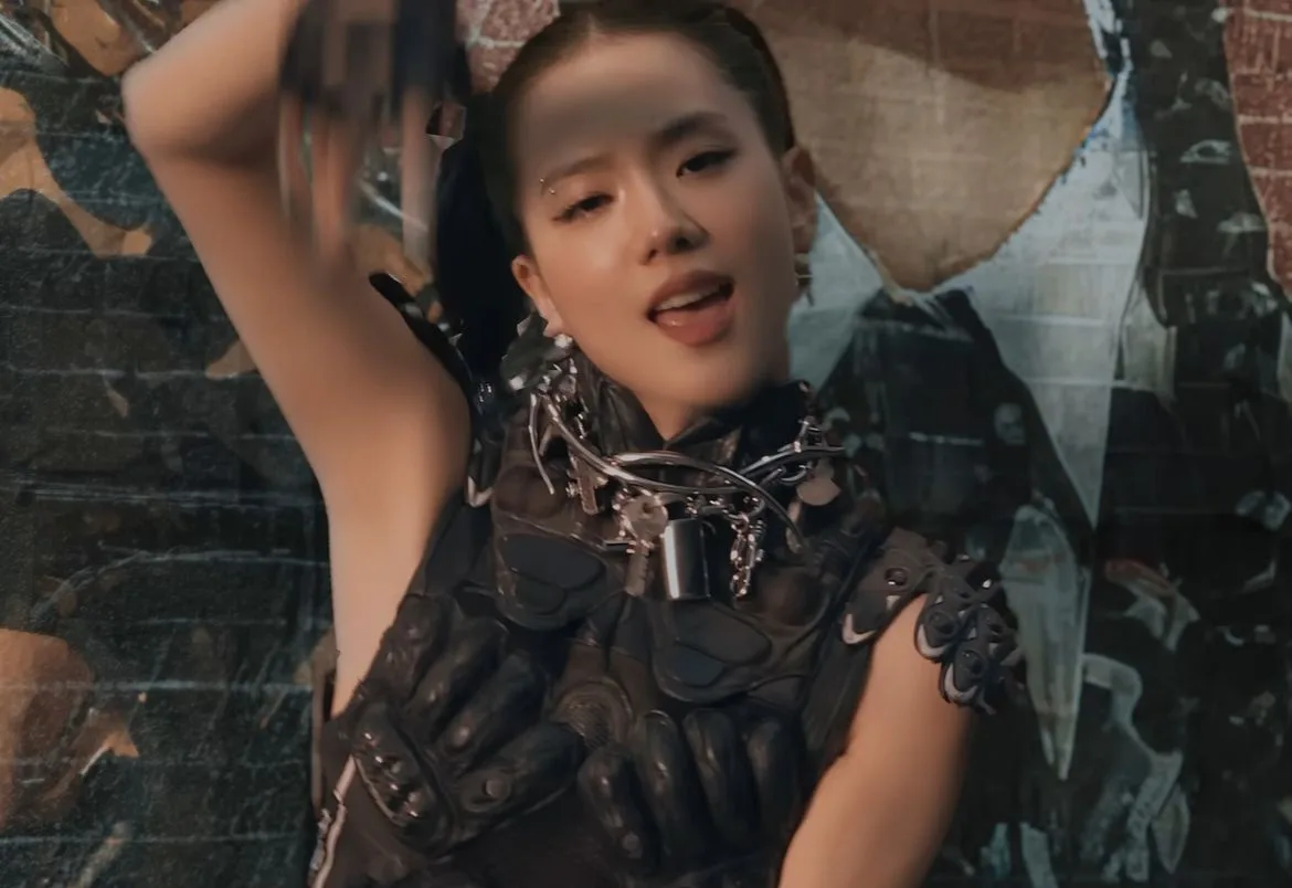 thời trang jisoo trong mv jump