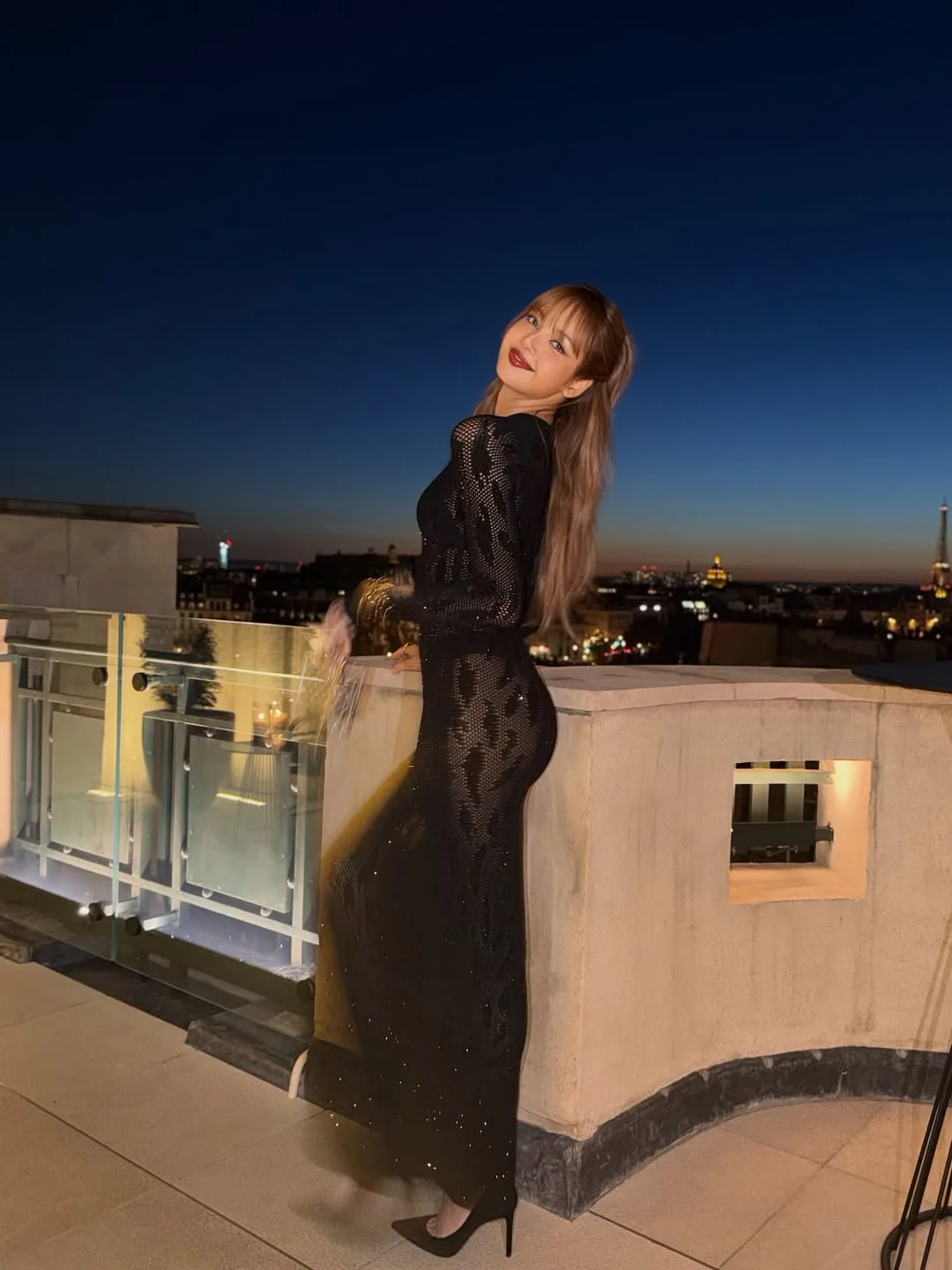 lalalalisa_m diện đầm đen sequins