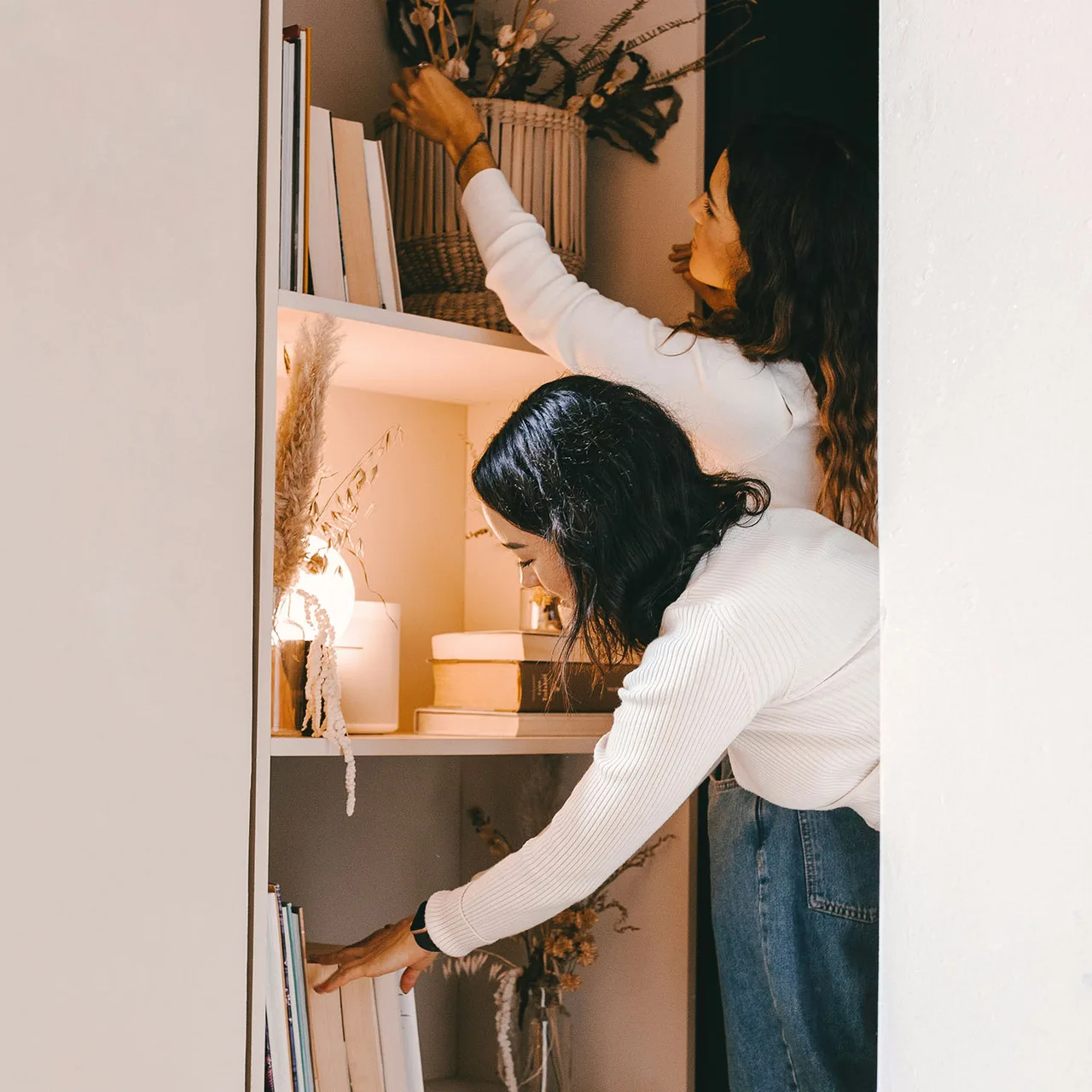 Hai cô gái đang sắp xếp phòng để mang năng lượng tích cực đến trong cuộc sống