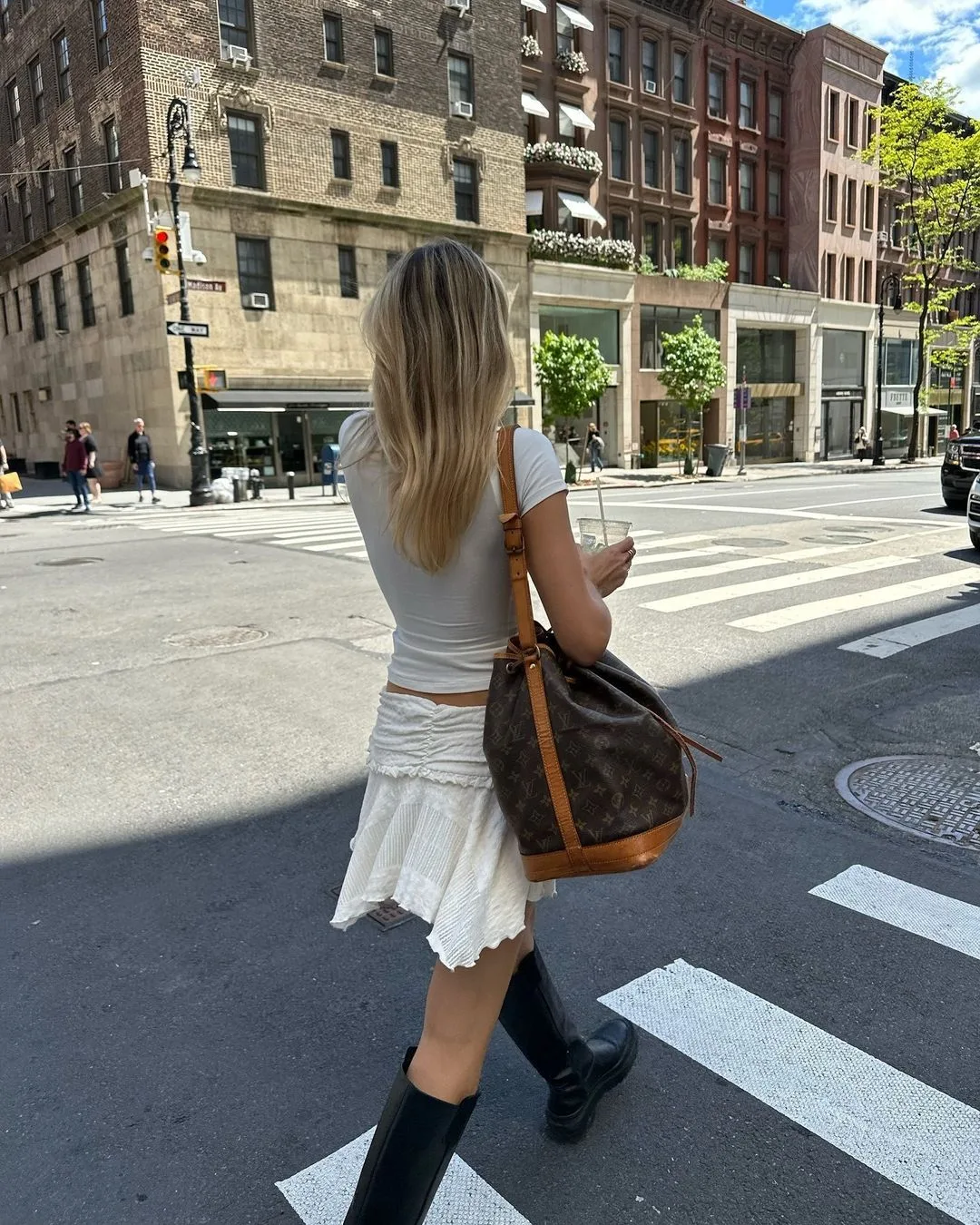 chân váy và boots cao cổ