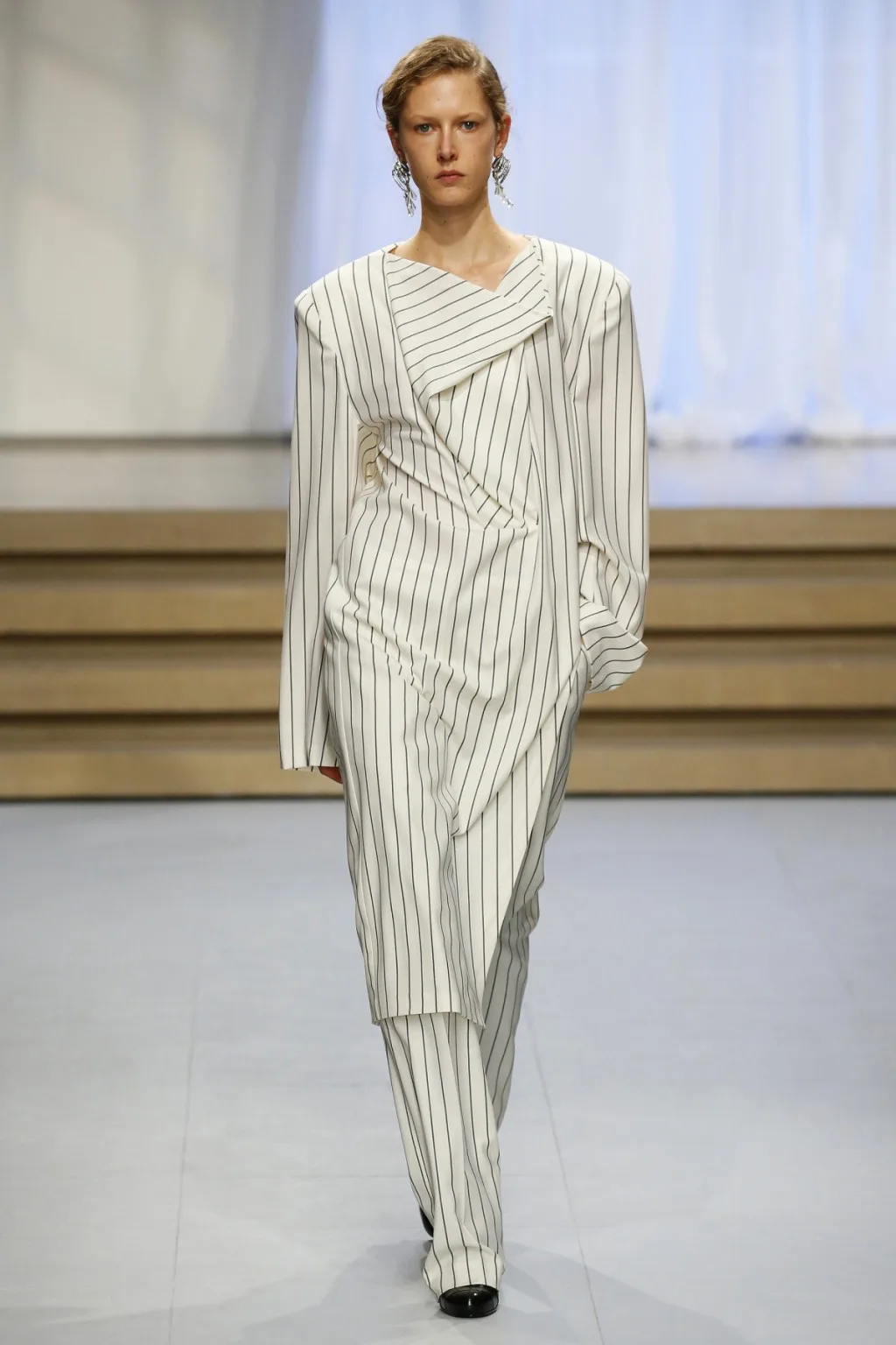 Hoạ tiêts kẻ pinstripes là điểm nhấn của BST