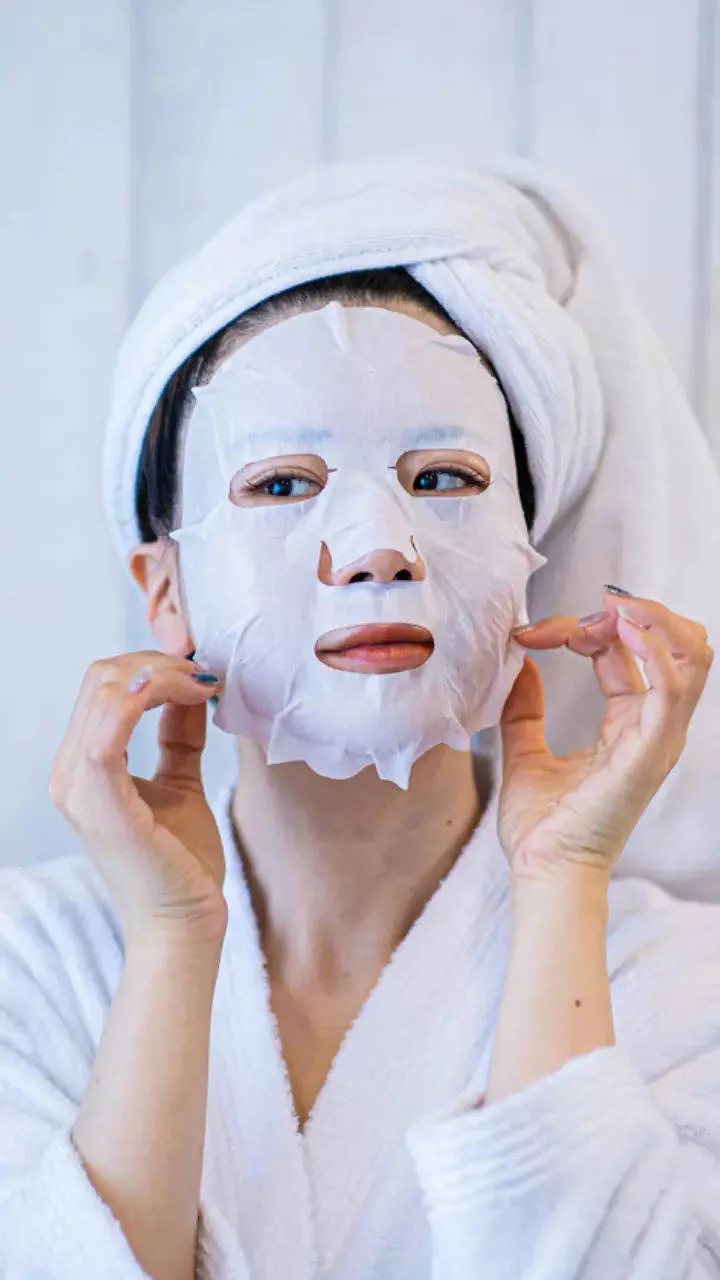 Đắp mặt nạ giấy