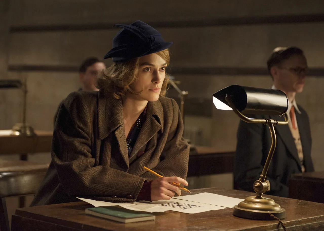 keira-knightley-thoi-trang-dark-academia
