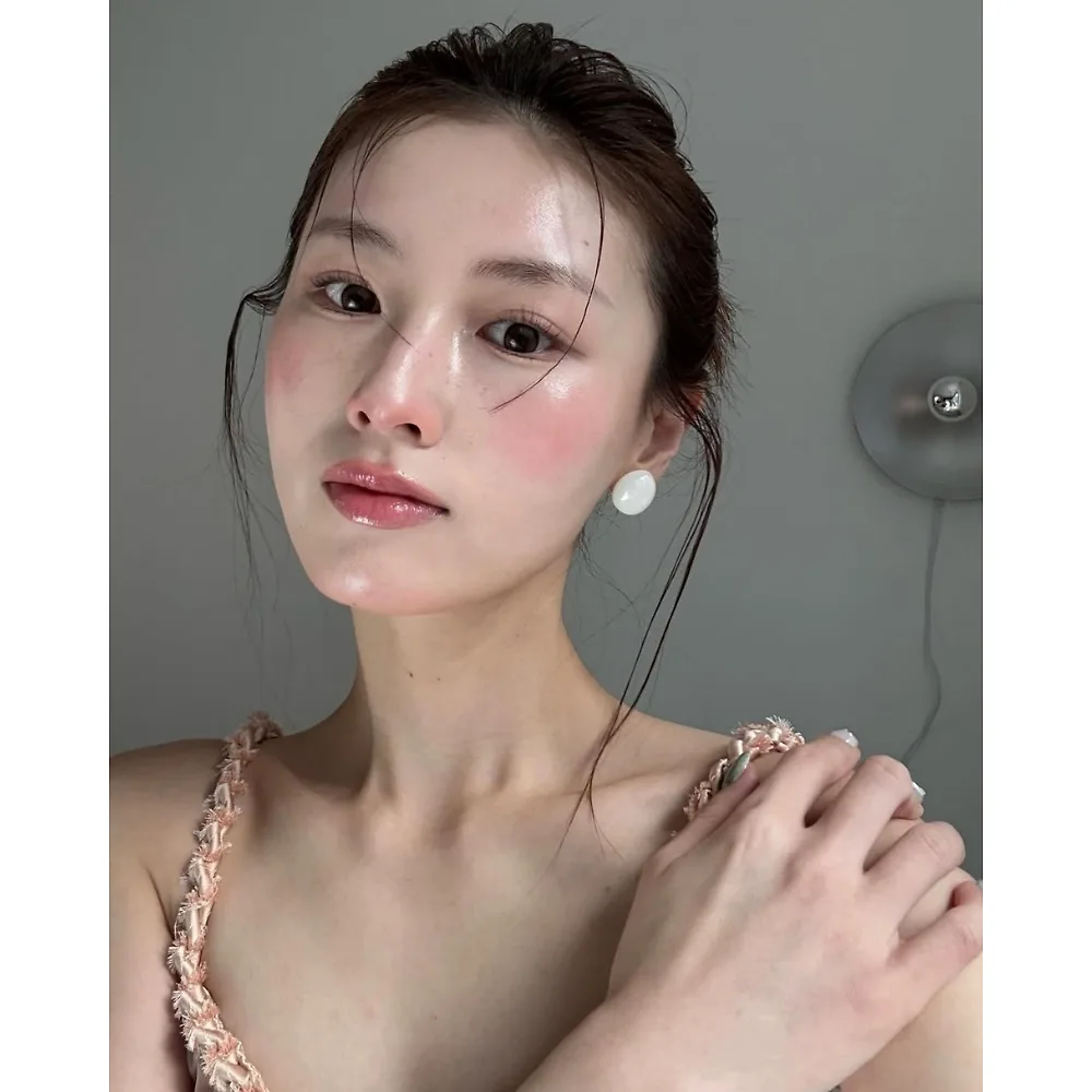 cô gái với làn da căng bóng