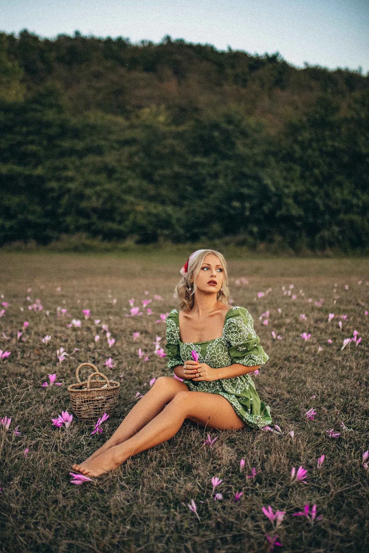 cô gái có thói quen trên đồng cỏ bình an