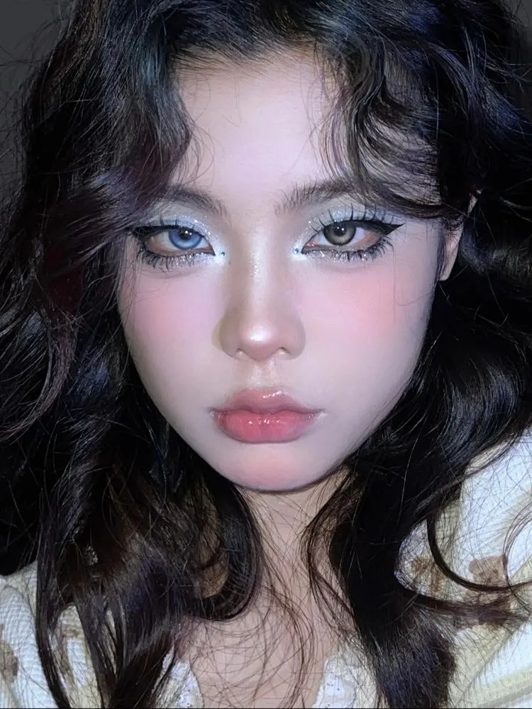 makeup mắt tone xanh douyin siêu lạ