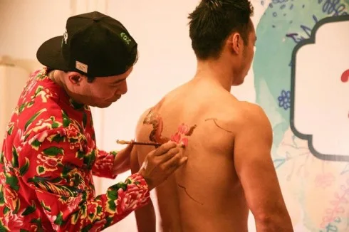 Tiết mục body painting của thư họa gia Kiều Quốc Khánh và Quán quân Mr.6 pack 2013 Huy Ngọc thu hút sự chú ý của khán giả.