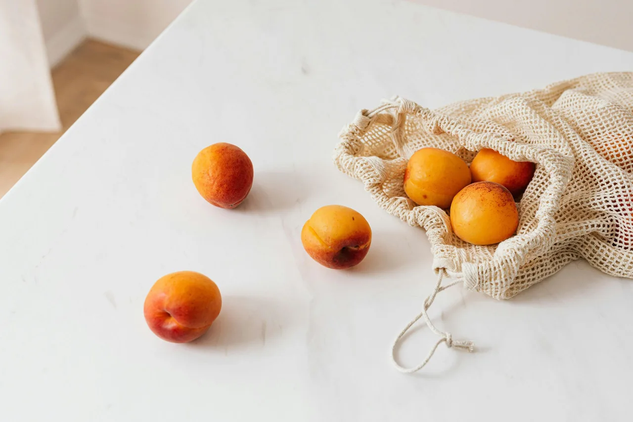 Quả mơ nằm trên bàn