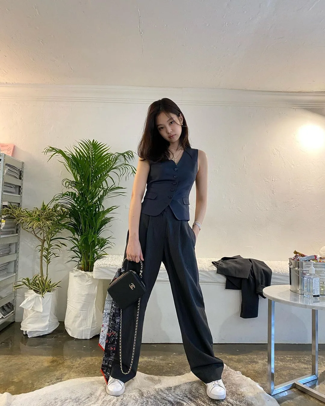 jennie phối áo gile cùng quần âu