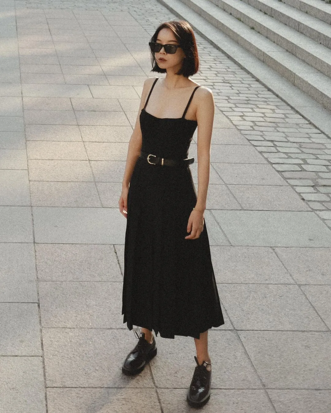 váy đen dạo phố dress code street style