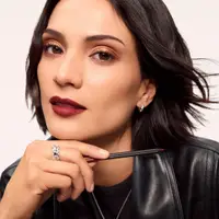 cô gái son môi đỏ Louis Vuitton