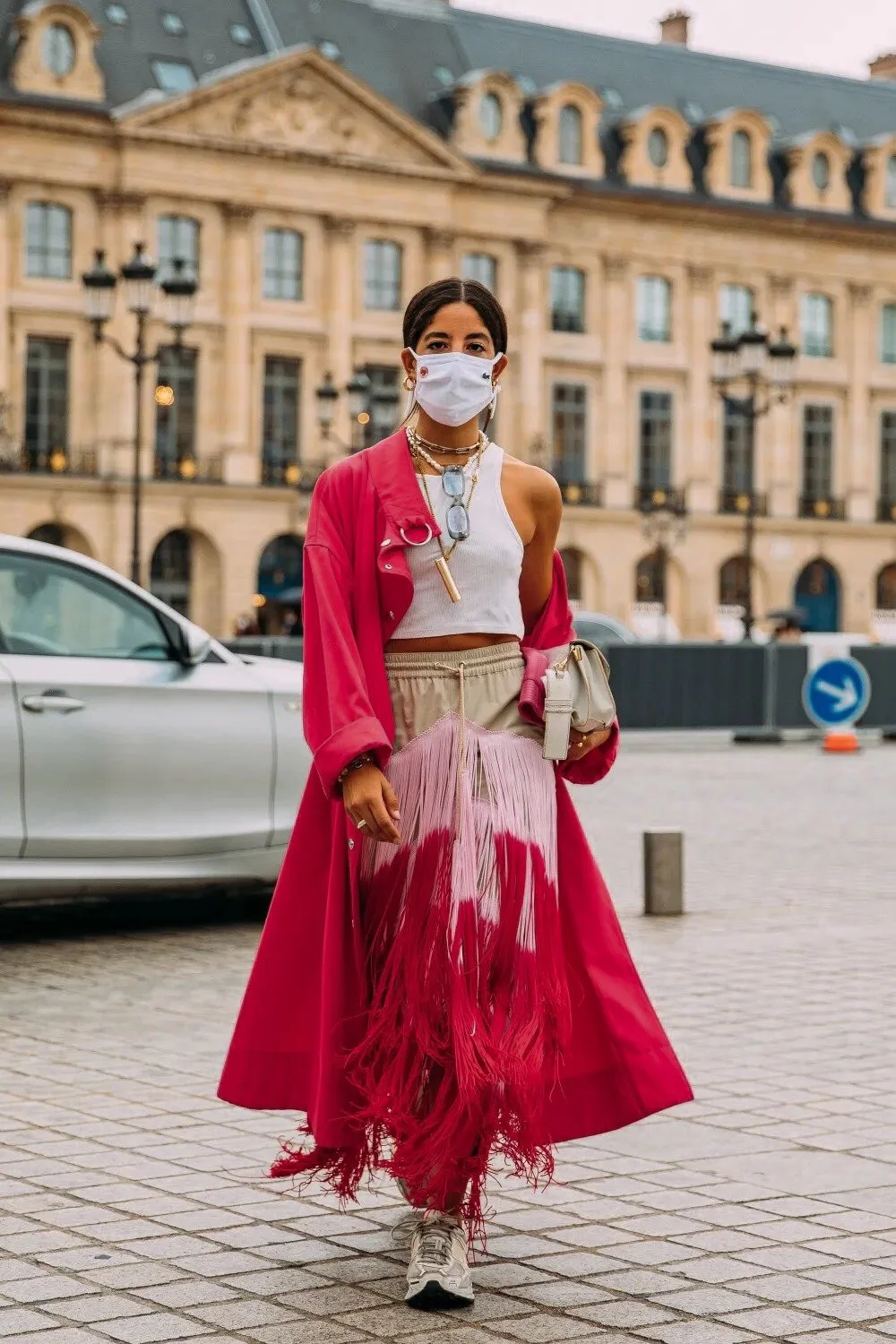 phong cách hippie kết hợp với màu đỏ viva magenta
