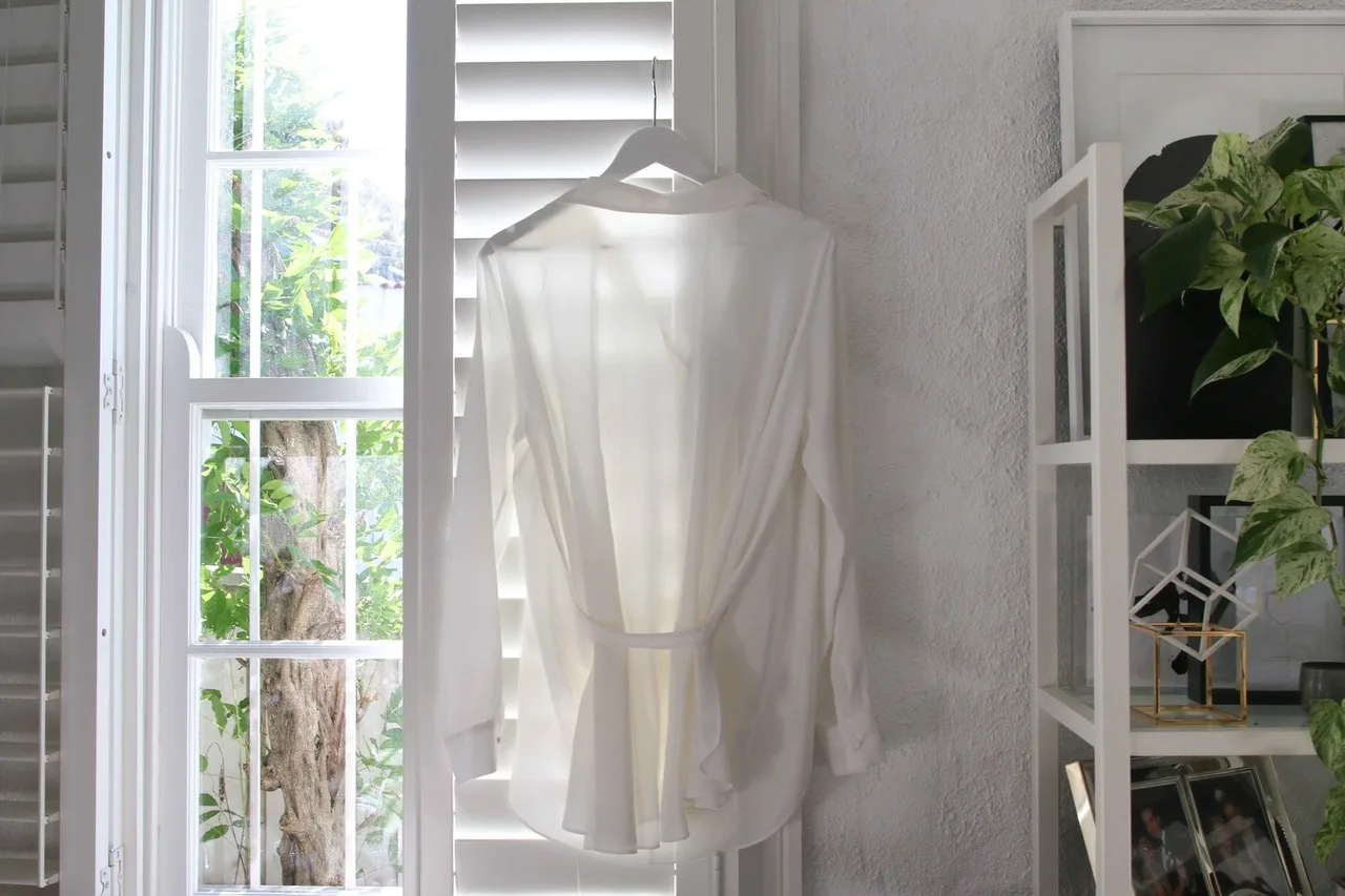 bảo quản quần áo - treo áo khoác trước cửa sổ