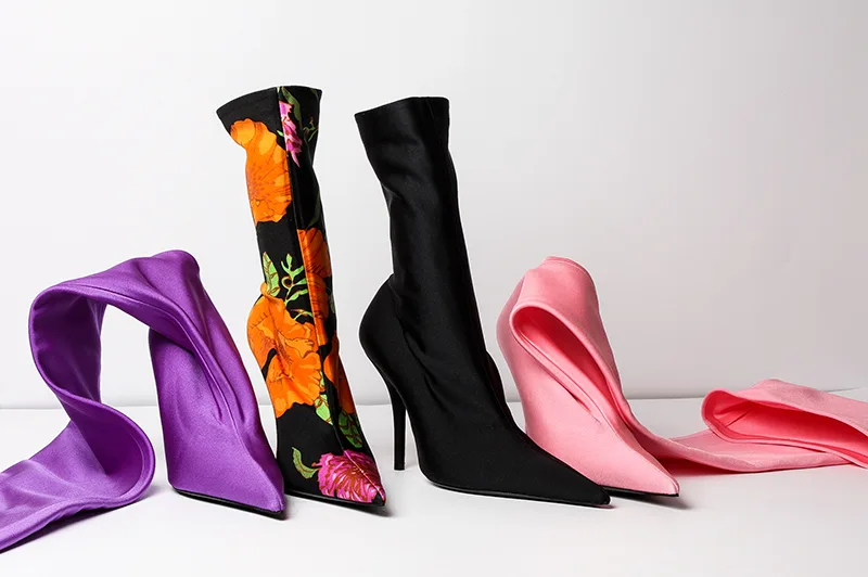 Sandals và tất thể thao: Xu hướng phụ kiện mới đang "làm mưa làm gió" khắp mọi nẻo đường streetstyle Sandals và tất thể thao: Xu hướng phụ kiện mới đang "làm mưa làm gió" khắp mọi nẻo đường streetstyle