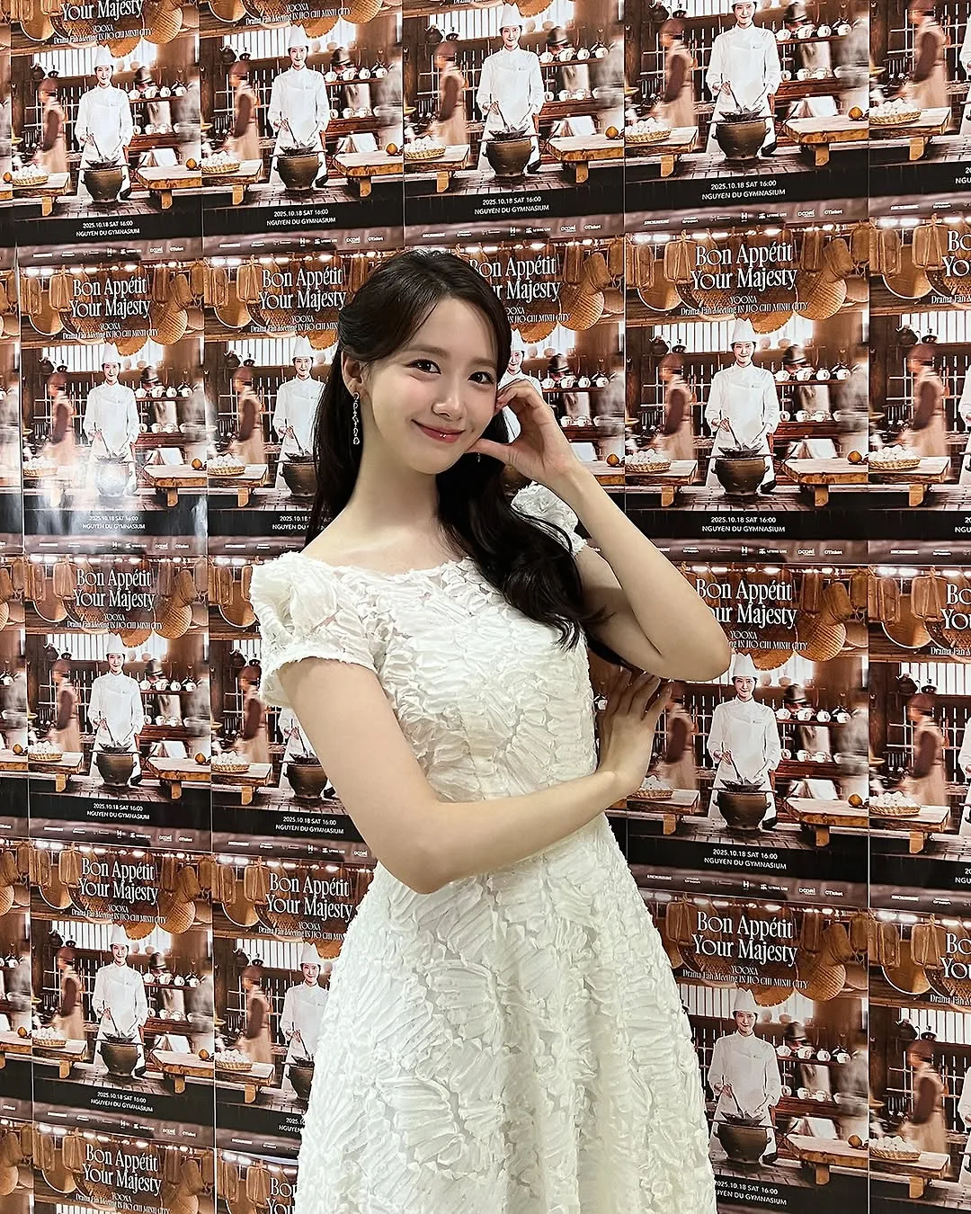 YoonA diện sắc trắng