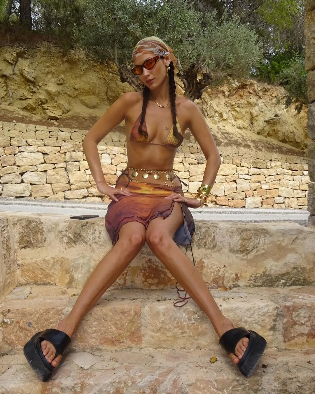 Bella Hadid diện sandals đế bằng