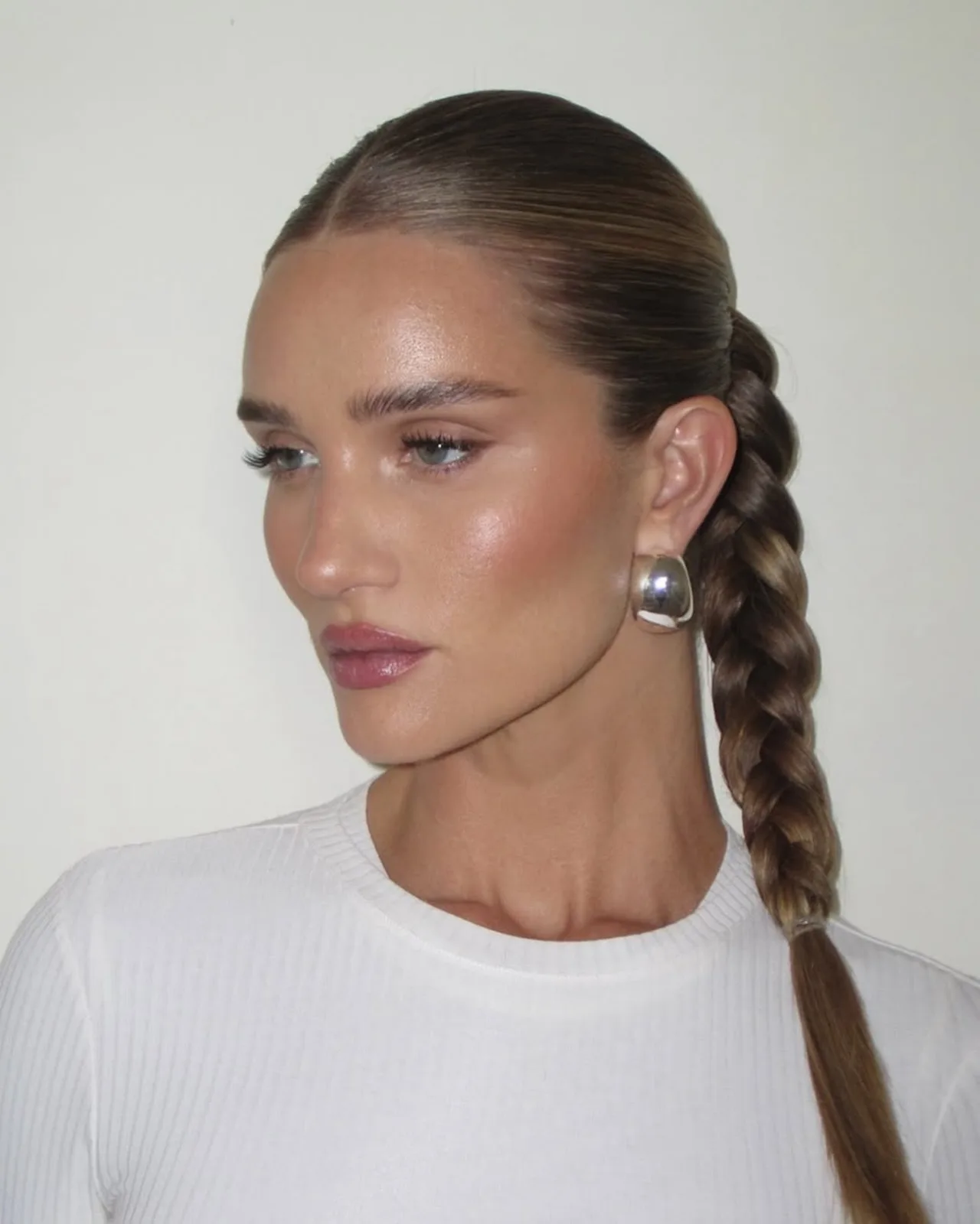 Layout trang điểm sắc nét, "phát sáng" của Rosie Hungtington-Whiteley.