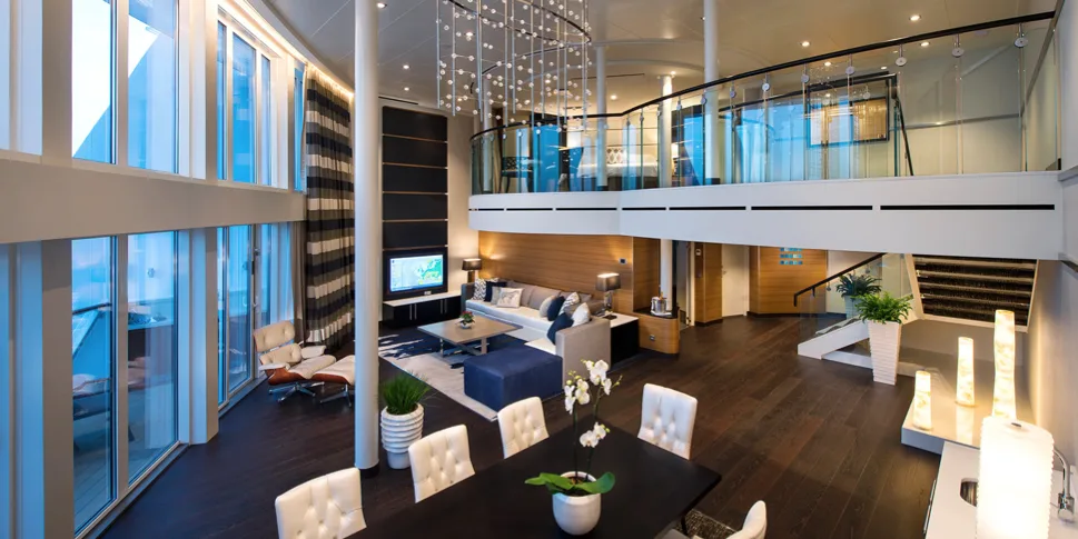 Suite hai tầng cao cấp dành cho những gia đình đi cùng nhau và muốn ở chung với nhau suốt hành trình, loại phòng này có giá khá cao