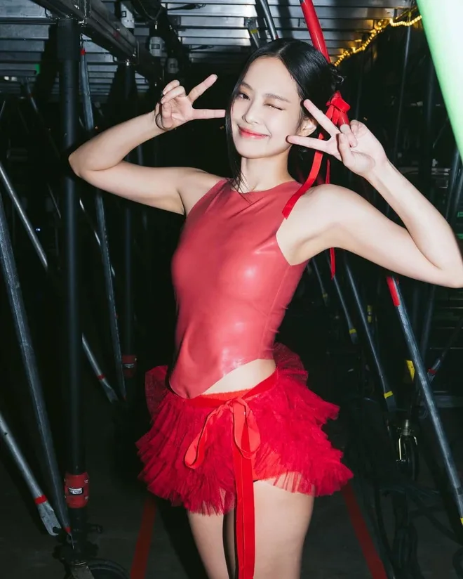 Jennie xuất hiện với phong cách balletcore. Jennie xuất hiện với phong cách balletcore.