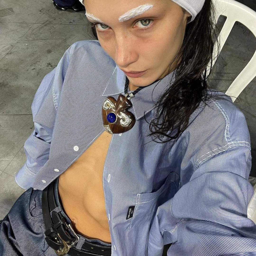 bella hadid diện thắt lưng vừa