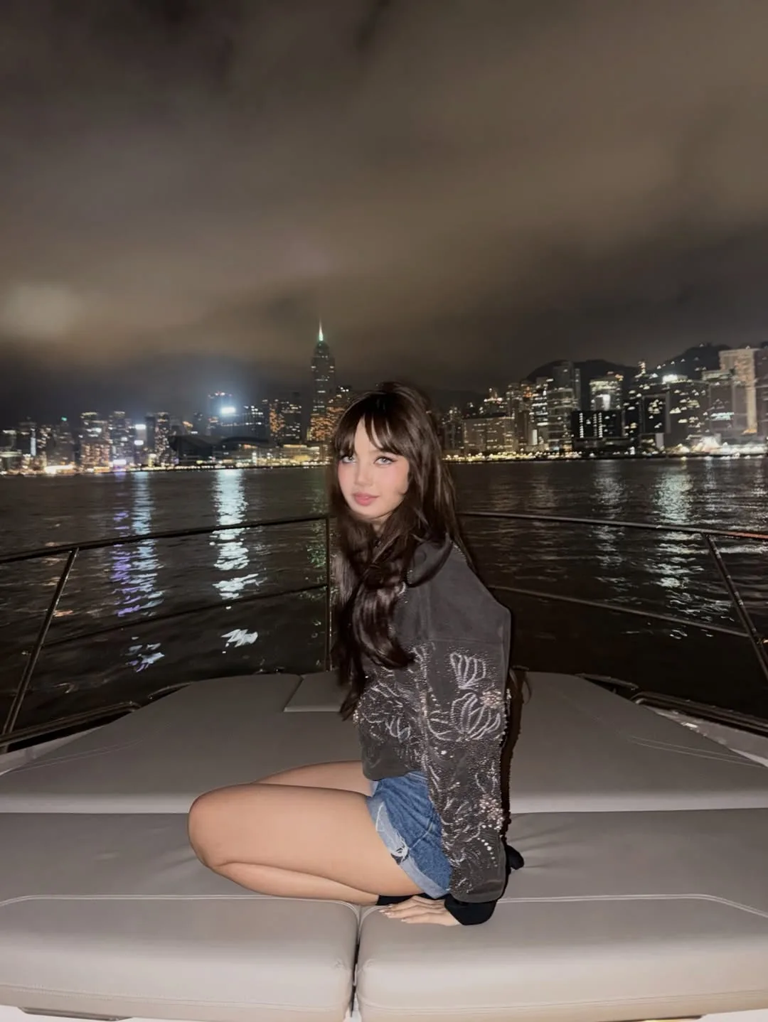 Lisa mặc áo khoác thuộc Kith Woman Spring 2026