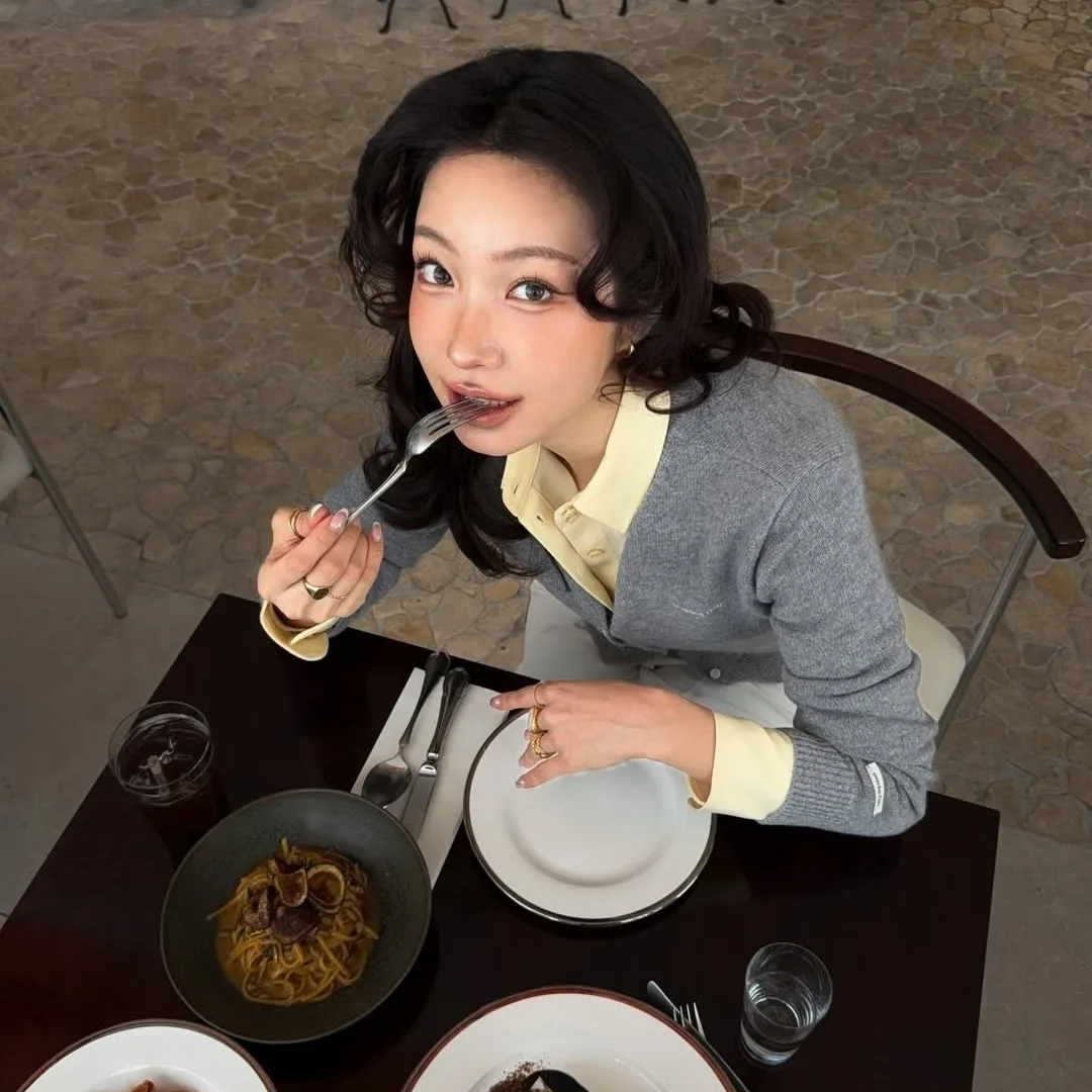 cô gái đang ngồi ăn