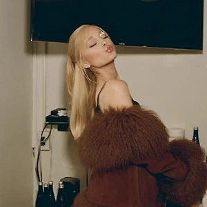 Ariana Grande mang áo khoác lông