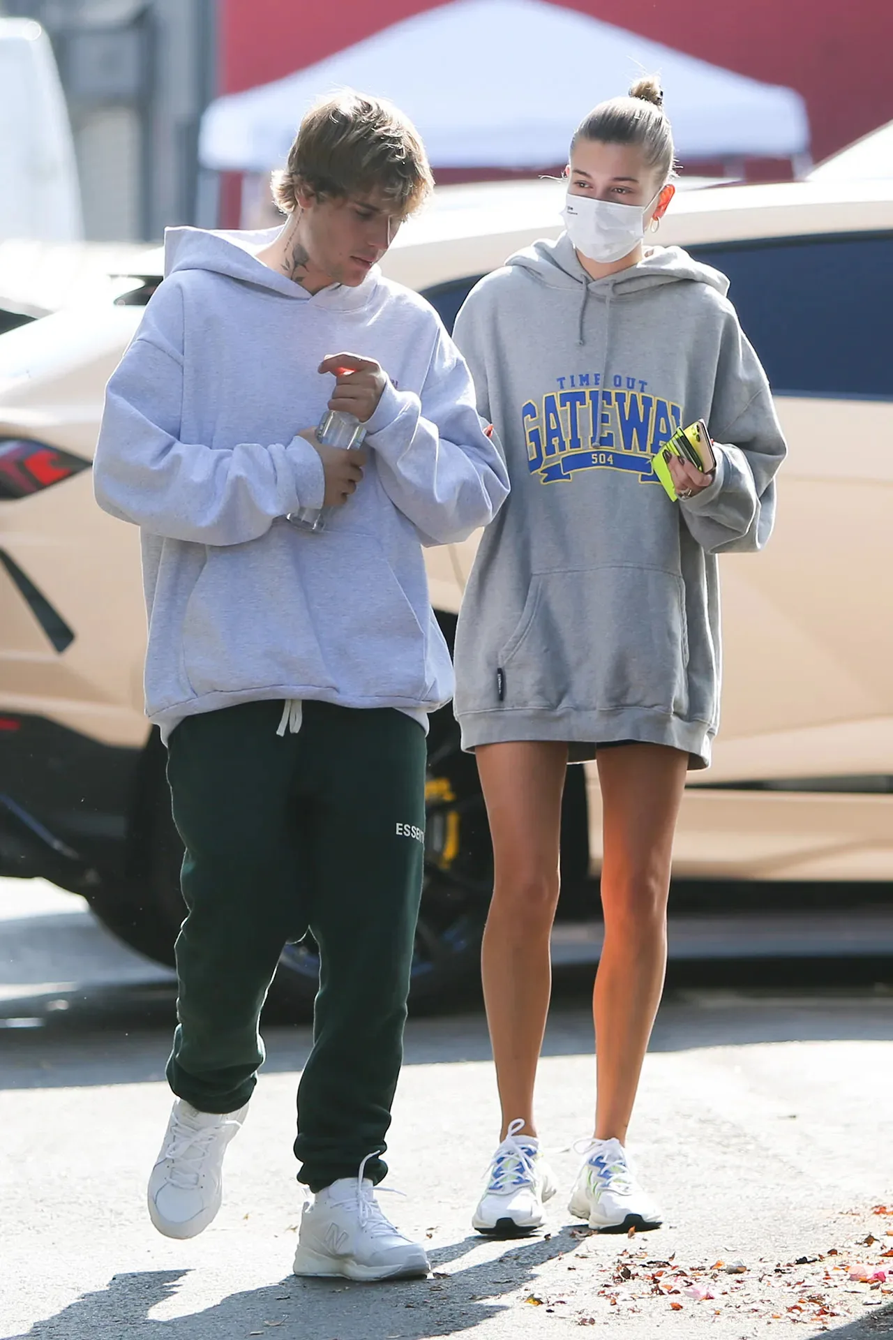 mặc đồ bạn trai như hailey bieber