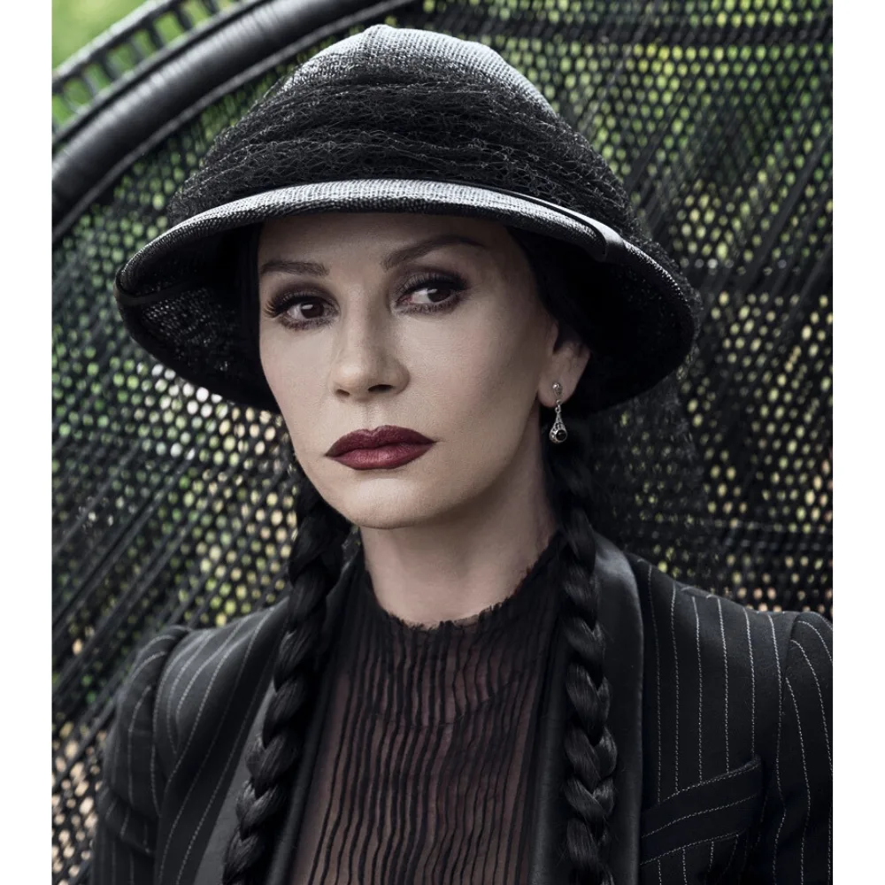 Catherine Zeta-Jones đội mũ và trang điểm đậm màu theo phong cách gothic trong Wednesday