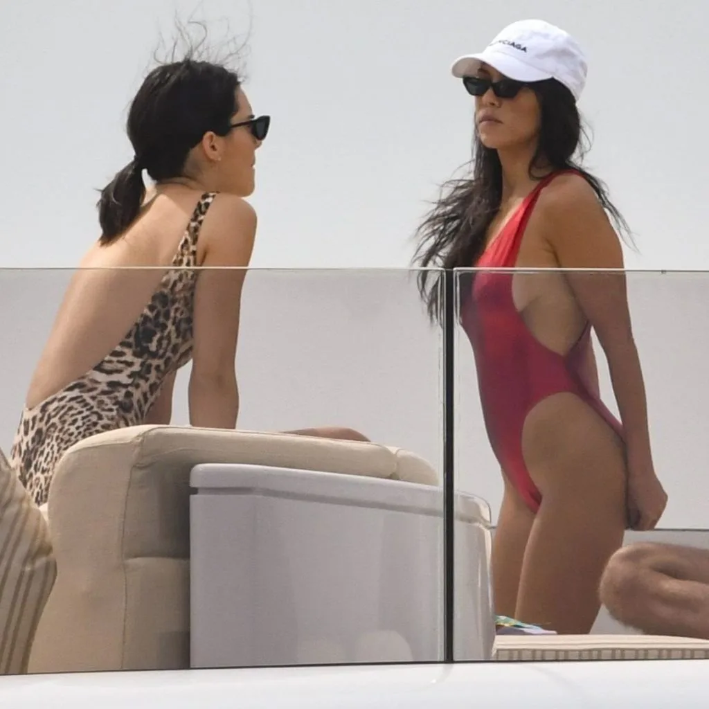 Cảm hứng phối đồ đi biển đẹp như Kendall Jenner
