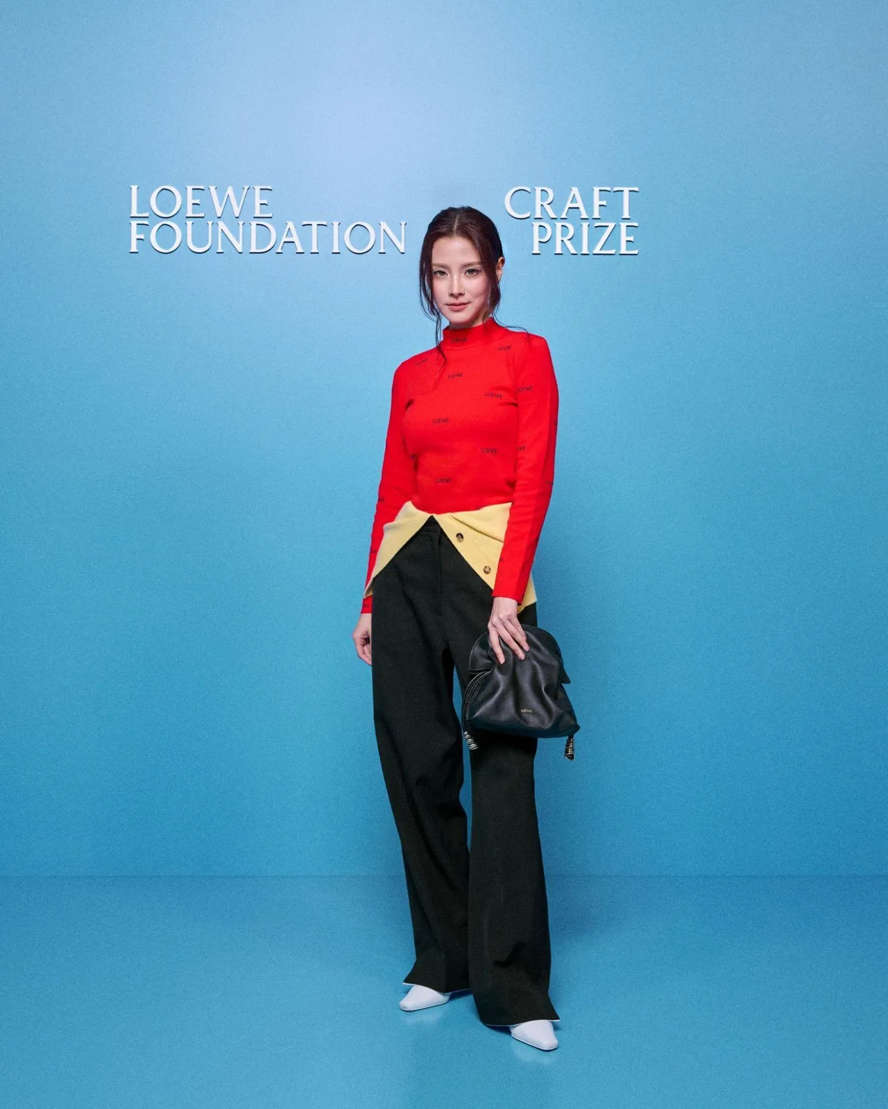 Đại sứ thương hiệu toàn cầu của LOEWE Baifern Pimchanok xuất hiện trong set đồ tôn dáng, tiếp tục khẳng định vai trò “cầu nối” giữa thời trang cao cấp và nghệ thuật thủ công đương đại.