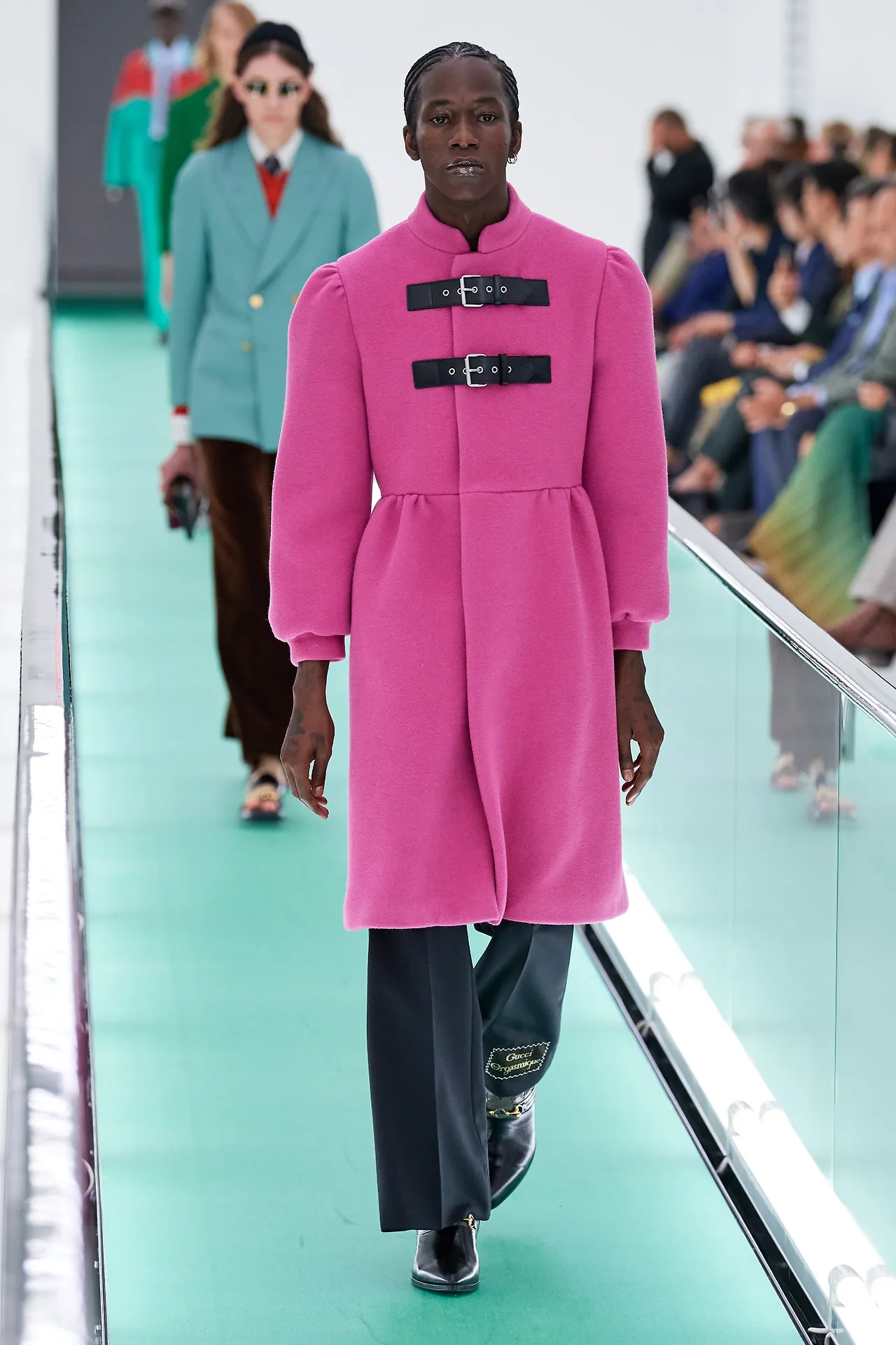 áo khoác dáng dài dành cho nam màu hồng gucci xuân hè 2020