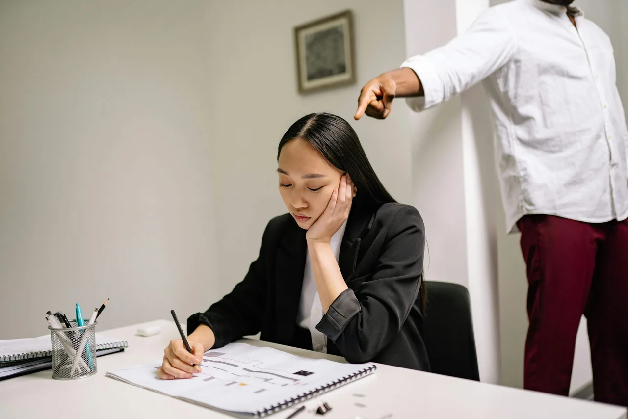 Ứng phó với đồng nghiệp thích bắt nạt nơi công sở