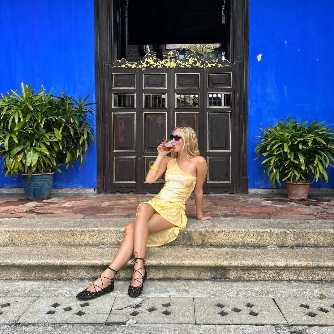 thời trang lila moss diện váy vàng