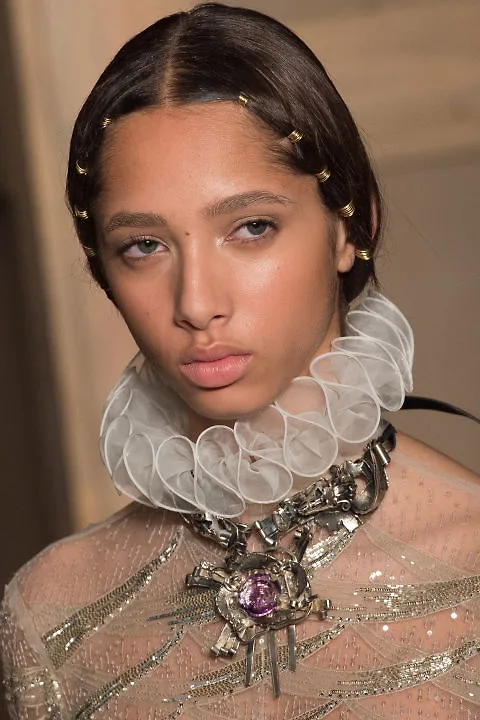 Cách trang điểm từ show Valentino