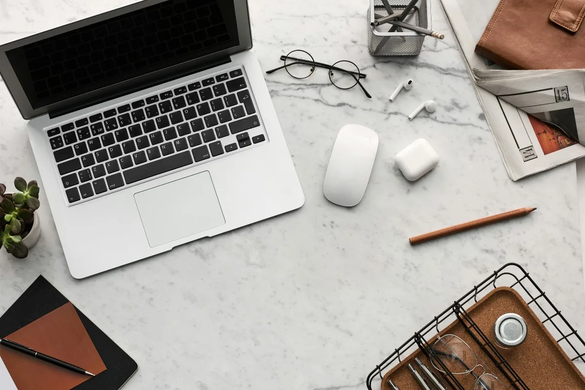 Laptop và các phụ kiện đi kèm đặt trên bàn đá hoa cương