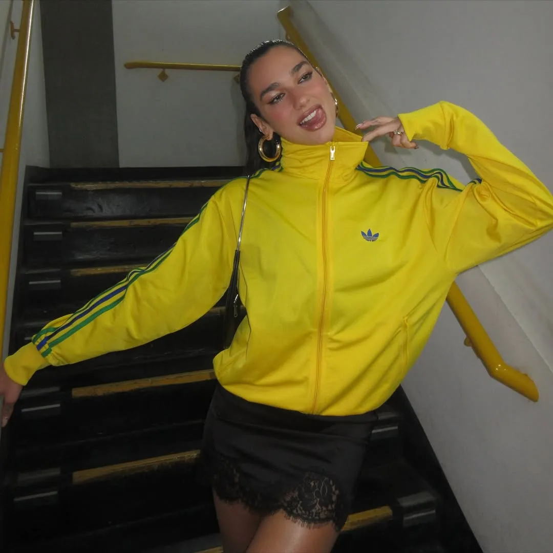 dua lipa diện áo khoác màu cờ Brazil