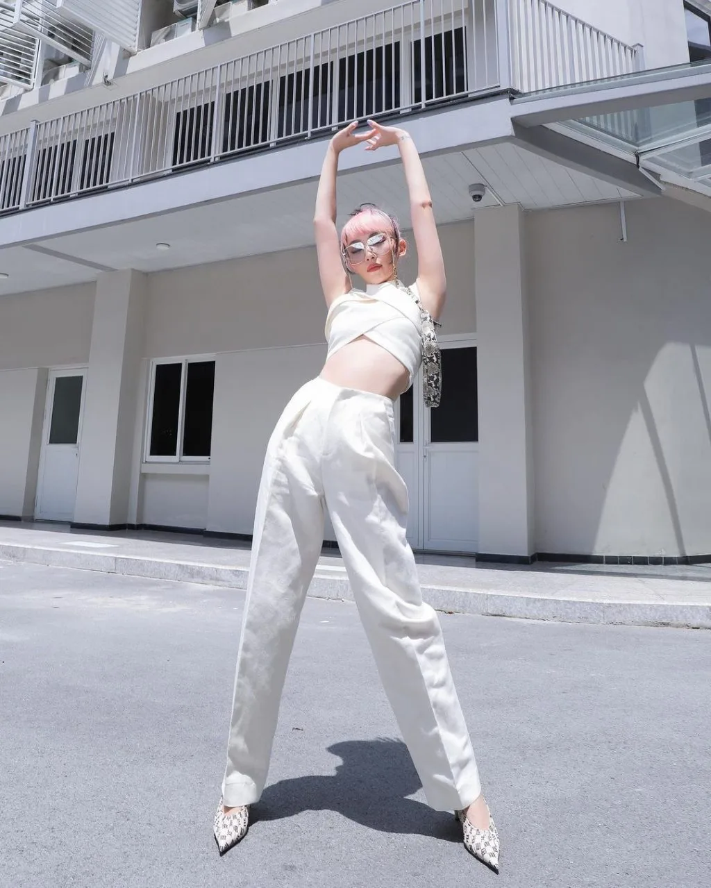 quần âu kết hợp áo croptop trắng