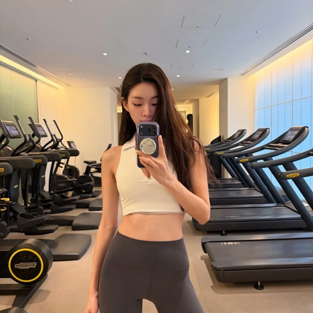 cô gái trong phòng gym đi bộ