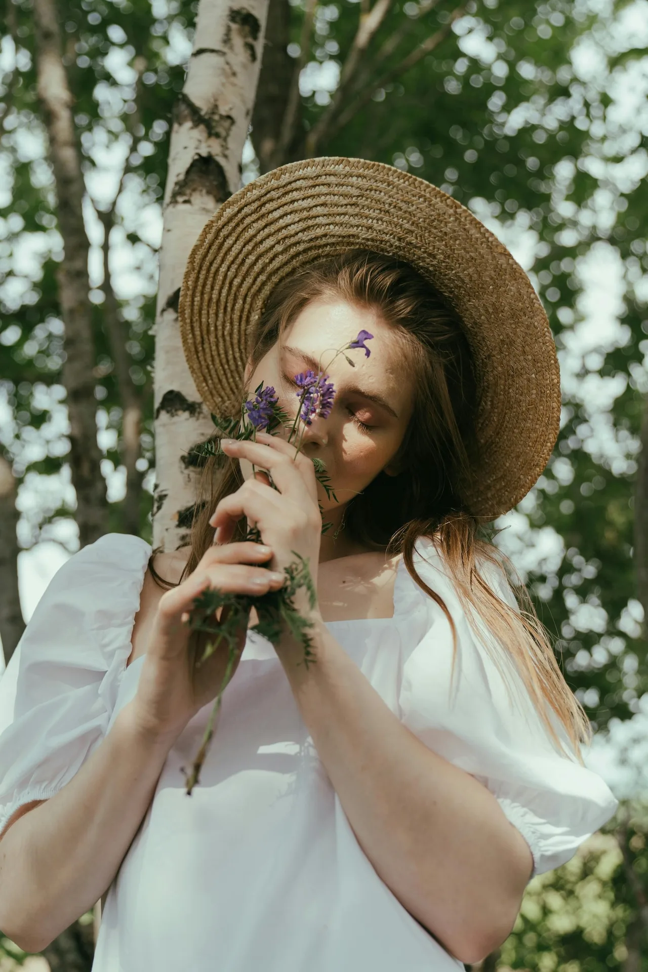 cô gái lấy hoa che mặt trắc nghiệm elle