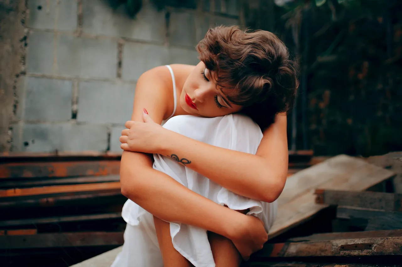 cô gái tóc ngắn ngồi buồn bã