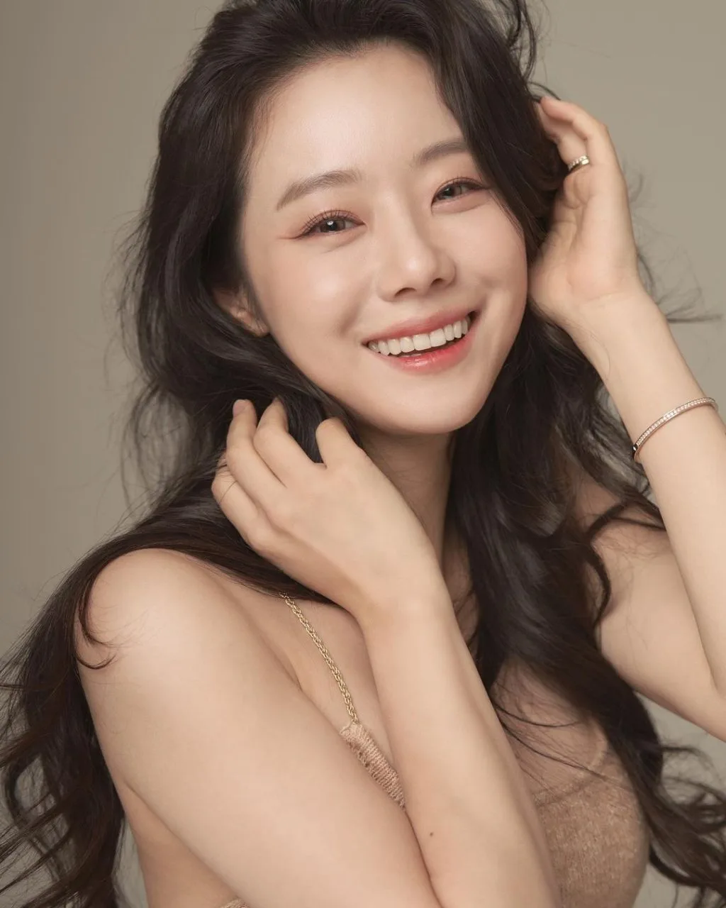 Cô gái với nụ cười tươi tắn. Cô gái với nụ cười tươi tắn.
