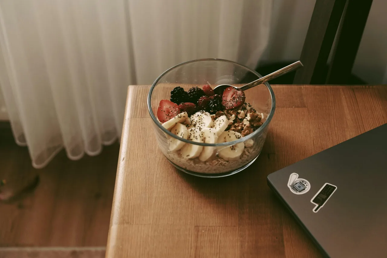 thực đơn diet là tô yến mạch cùng chuối và trái cây