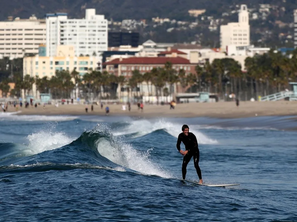 Một người cưỡi trên những con sóng tại biển Venice, Los Angeles